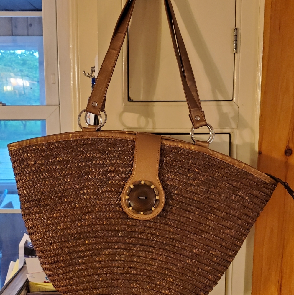 Brown/ gold straw bag